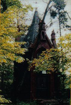 Neogotycka kaplica grobowa w parku.JPG